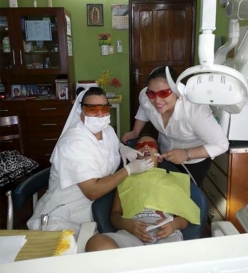 Sr Nilsa Cantero dans son cabinet de dentiste Ã  gauche et une postulante qui lâ€™aide Ã  Coronel Oviedo.